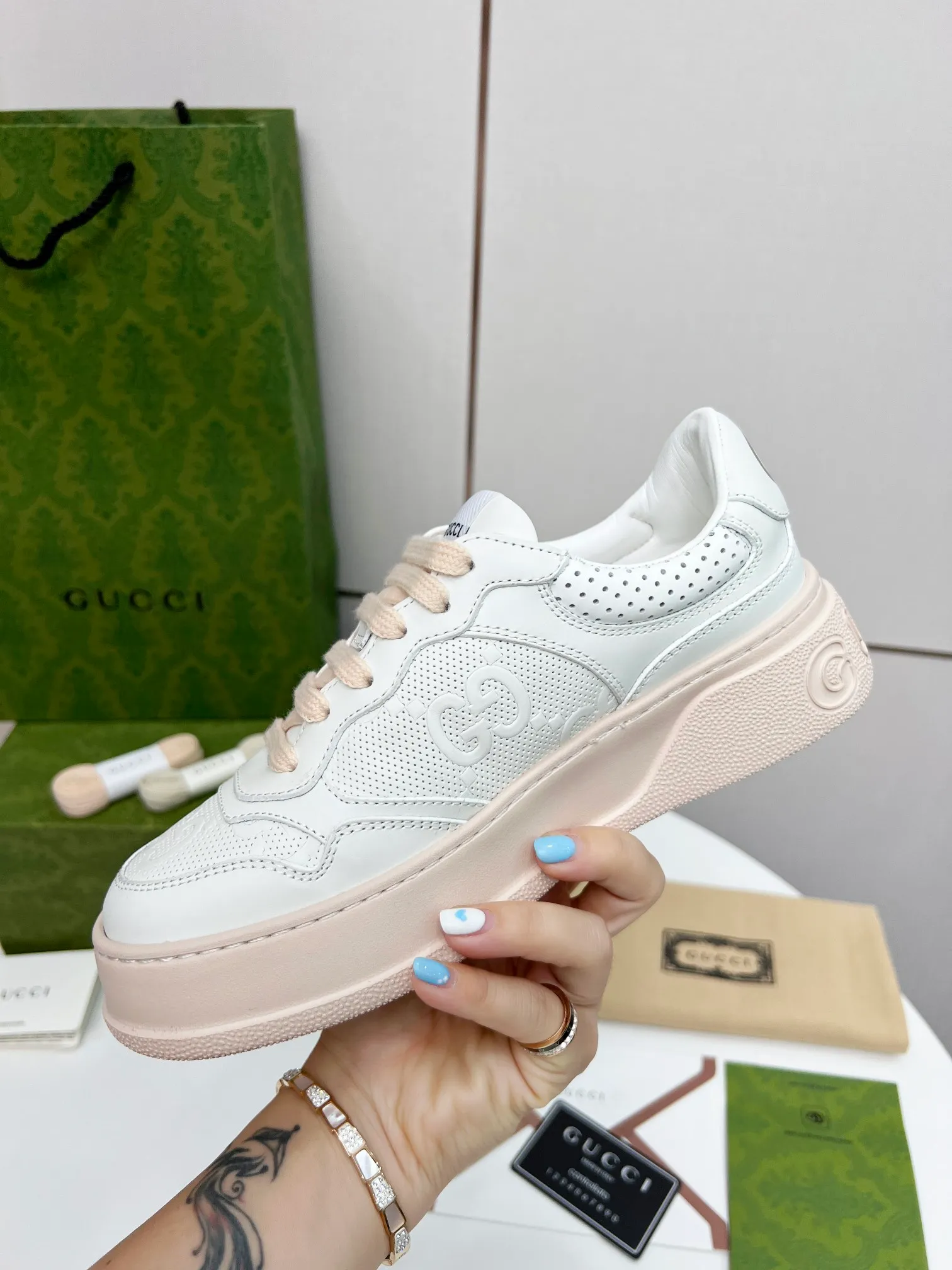 👟👟Ex-factory price 480👟👟 Gucci - new Chunky lightweight soft thick sole sports series! G's biscuit shoes for couples, Gucci counter style, and Gucci catwalk style! The style design is light, luxurious and retro...thick sole increases height...similar to an upgraded version of classic white shoes! Original customized cowhide fabric (classic old floral fabric, perforation, embossing process) original foam lightweight outsole, GG Logo on the heel, 4cm thick sole, classic Gucci webbing... Women's 35-40